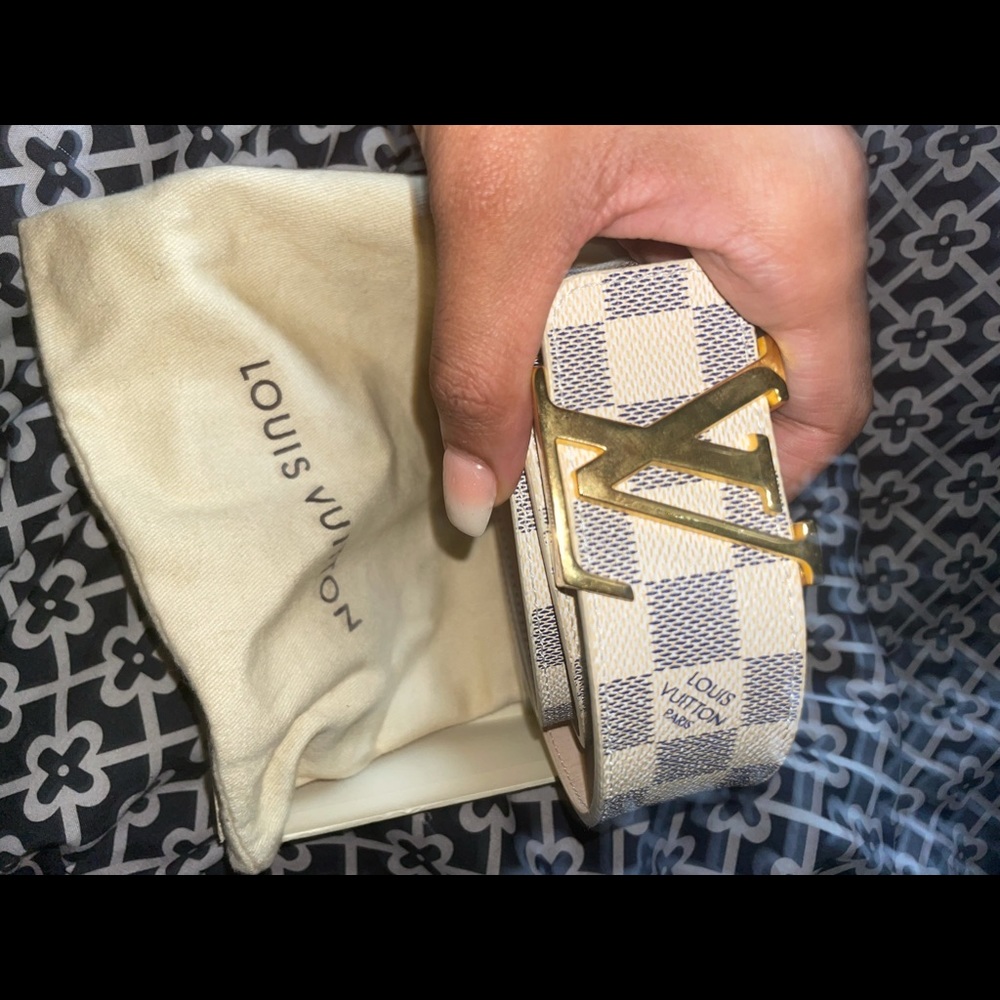 LV WHITE DAMIER INITIALES 40MM